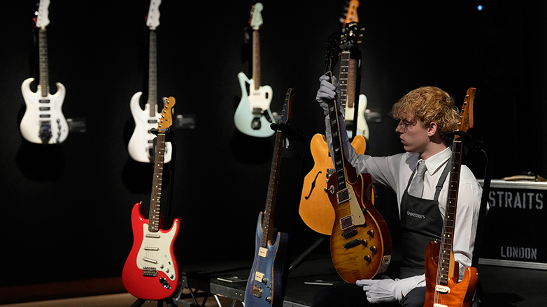 Dire Straits: Σε δημοπρασία κιθάρες του Μαρκ Νόπφλερ