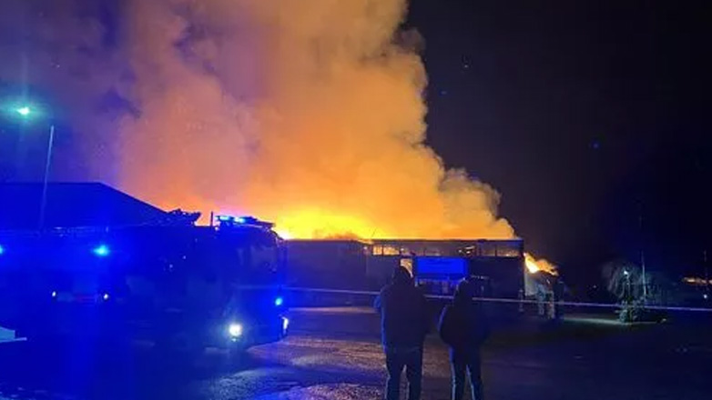 Μεγάλη πυρκαγιά σε βιομηχανικό πάρκο στην Ουαλία