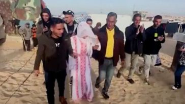 Ζευγάρι Παλαιστινίων παντρεύτηκε σε σκηνές για κατοίκους της Γάζας που διέφυγαν από τον πόλεμο