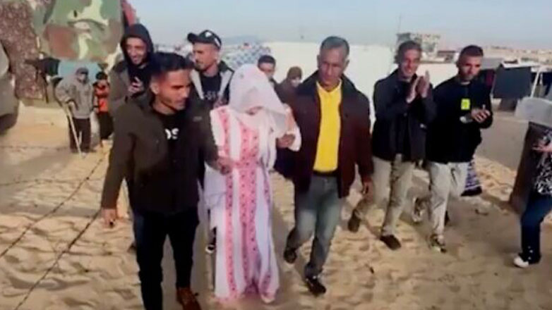 Ζευγάρι Παλαιστινίων παντρεύτηκε σε σκηνές για κατοίκους της Γάζας που διέφυγαν από τον πόλεμο