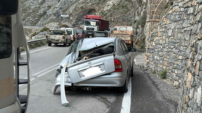 Κρήτη: Βράχοι καταπλάκωσαν αυτοκίνητο