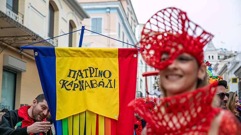 Ξεκίνησε το πατρινό καρναβάλι με την τελετή έναρξης στην κατάμεστη από κόσμο πλατεία Γεωργίου
