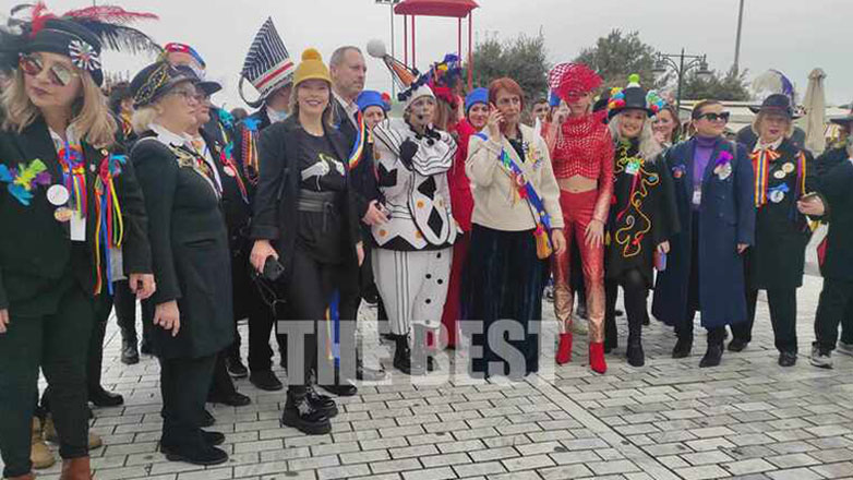 Πατρινό Καρναβάλι: Με αποκριάτικους ρυθμούς έφτασε στο δημαρχείο το καρναβαλικό λάβαρο