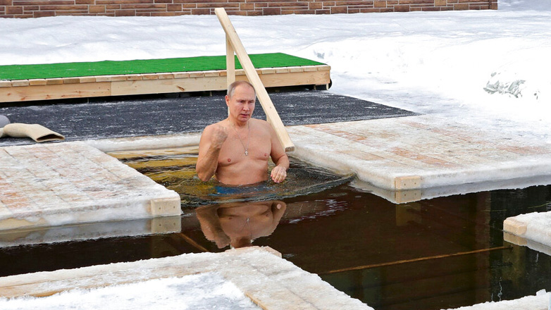 Ρωσία: Βούτηξε στα παγωμένα νερά ο Πούτιν για τα Θεοφάνεια