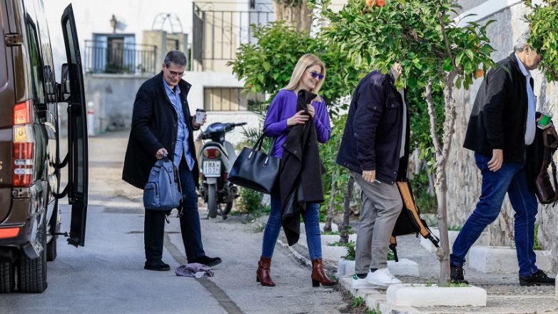 Κρασί, τσίπουρο, χορός και τραγούδια στην πρώτη ημέρα της συνεδρίασης του ΣΥΡΙΖΑ στις Σπέτσες