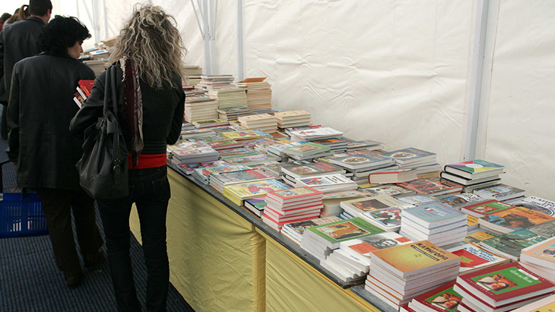 Το 27ο Παζάρι Βιβλίου στην πλατεία Κλαυθμώνος – Χιλιάδες τίτλοι από 1 ευρώ