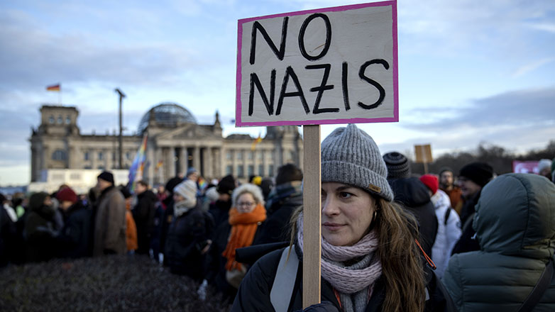 Γερμανία: Εκατοντάδες χιλιάδες άνθρωποι διαδήλωσαν σε όλη τη χώρα κατά της ακροδεξιάς AfD – «Έξω οι ναζί!»