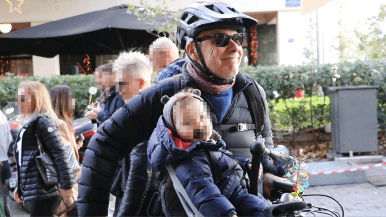 Χάρης Χριστόπουλος: Βόλτα με ποδήλατο στο κέντρο της Αθήνας με τον μικρότερο γιο του