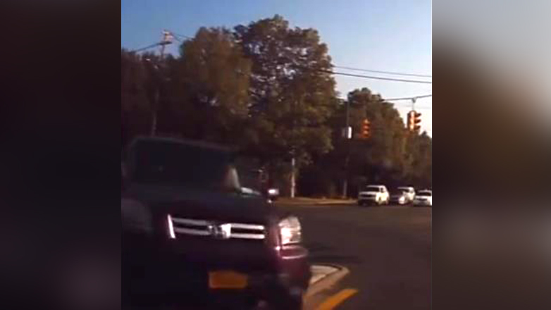 Τί τιμωρία πιστεύετε ότι αξίζει σε αυτή την οδηγό; Διπλό “χτύπημα” και με παιδί στα πίσω καθίσματα