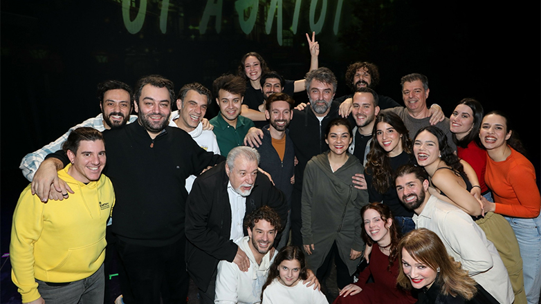 Κοπή πρωτοχρονιάτικης πίτας για την παράσταση «Οι Άθλιοι» στο «Θέατρον» του Κέντρου Πολιτισμού «Ελληνικός Κόσμος»