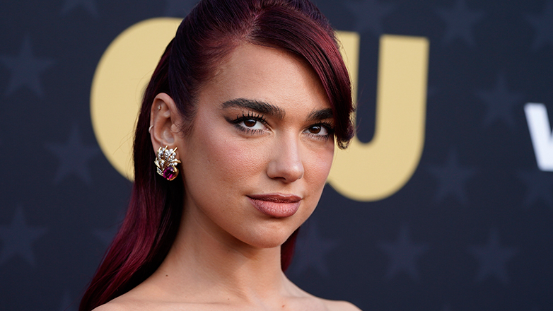 Dua Lipa: «Oι άνθρωποι δεν θέλουν οι σταρ της ποπ να είναι “πολιτικοποιημένες” ή “έξυπνες”» 