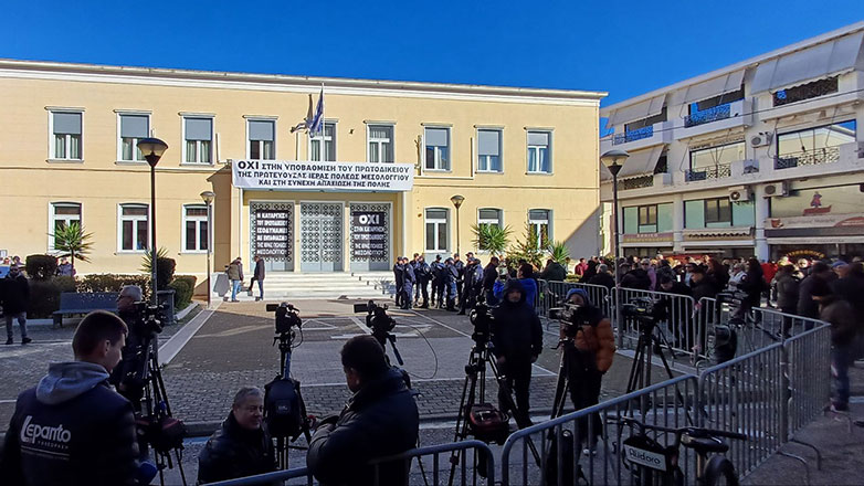 Μεσολόγγι: «Πού είναι ο Μπάμπης;», φωνάζουν οι συγγενείς στον κρεοπώλη