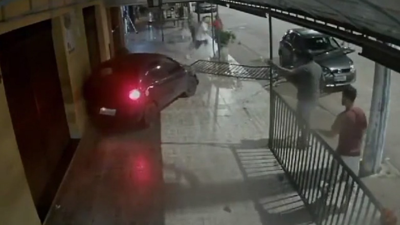 Γυναίκα οδηγός κυνηγά πεζούς σε δρόμο της Βραζιλίας