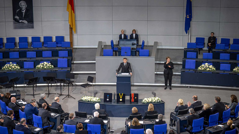 Παρουσία του Γάλλου προέδρου Μακρόν η επίσημη τελετή μνήμης για τον Βόλφγκανγκ Σόιμπλε στην Bundestag