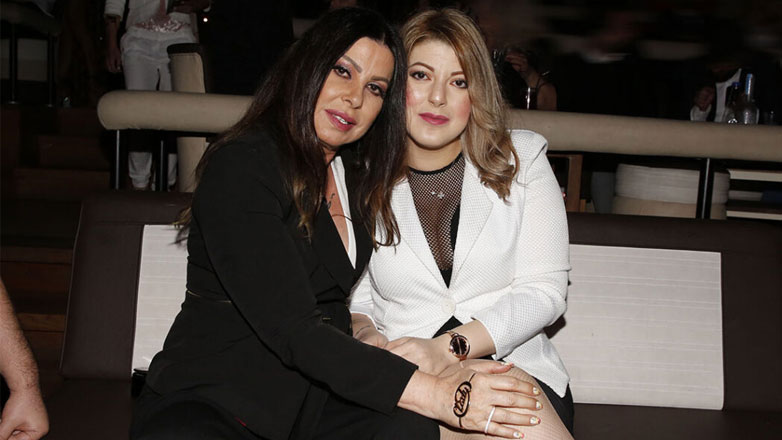 Η Όλγα Κιουρτσάκη κάνει like σε όσους σχολιάζουν αρνητικά τη μητέρα της