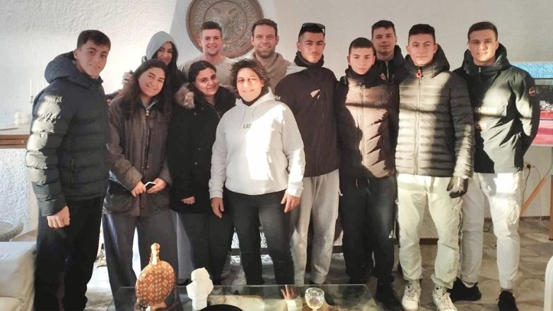 Στέφανος Κασσελάκης: Έδωσε 1.000 ευρώ σε μαθητές της Γ΄ Λυκείου στις Σπέτσες για την πενθήμερη εκδρομή