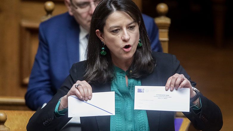 Επιστολική ψήφος: Αντιδράσεις στη Bουλή για την τροπολογία Κεραμέως