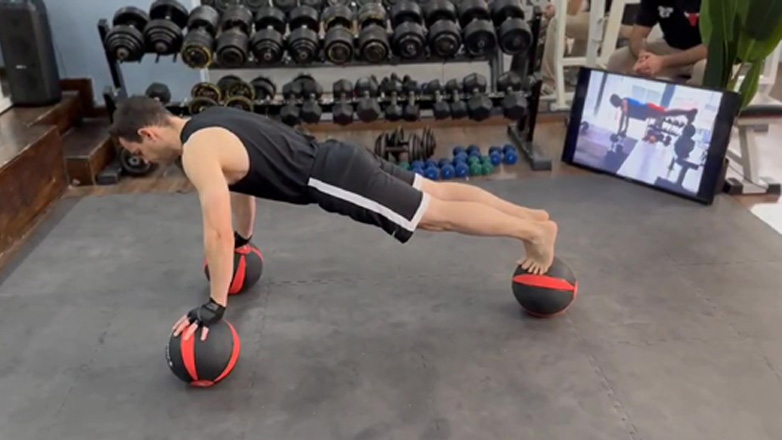 Παγκόσμιο ρεκόρ Guinness στις κάμψεις πάνω σε μπάλες από τον Κοτσιμπό με κατοστάρα