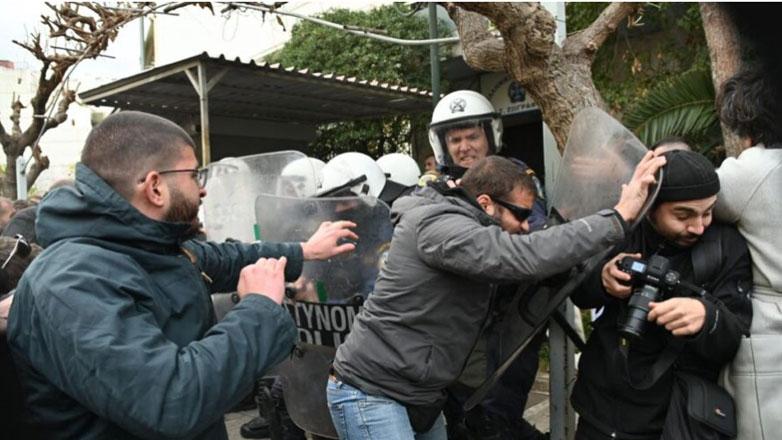 Η Ένωση Φωτορεπόρτερ Ελλάδος καταγγέλλει τραυματισμό μέλους της από αστυνομικό