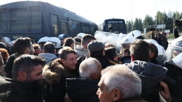 Λάρισα: Επεισόδια μεταξύ αγροτών και αστυνομίας – Απαγόρευση κυκλοφορίας οχημάτων στην περιοχή της Καρδίτσας