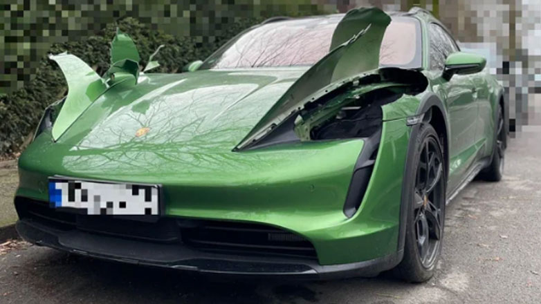 Κατακρεούργησαν Porsche Taycan για να της πάρουν τα φώτα
