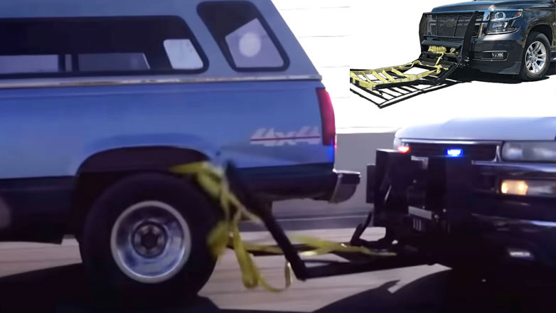 17χρονοι έκλεψαν αυτοκίνητο με την απειλή όπλου – Δεν υπολόγισαν όμως το Grappler της αστυνομίας (Βίντεο)