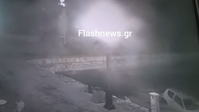 Χανιά: Η στιγμή που αυτοκίνητο κάνει «βουτιά» στο παλιό λιμάνι
