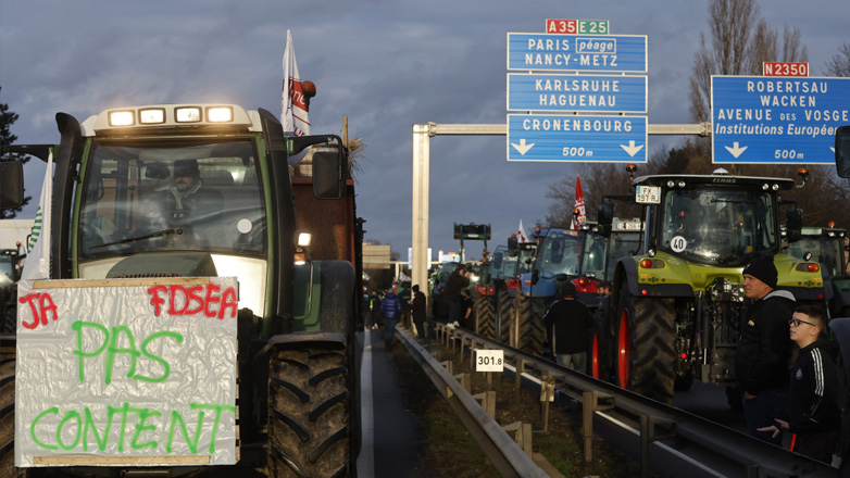 Φουντώνει η οργή των Γάλλων αγροτών – Προχωρούν σε πολιορκία του Παρισιού
