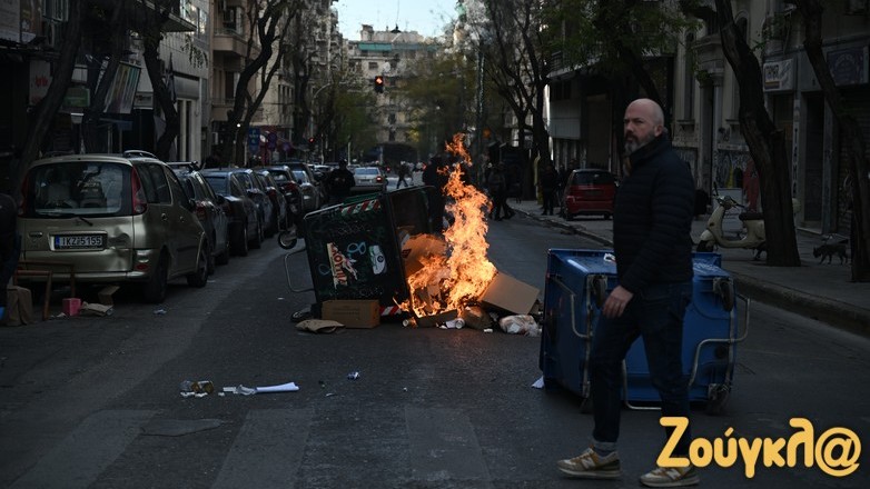 Ένταση στην Πατησίων και το Πολυτεχνείο – Έβαλαν φωτιά σε κάδους απορριμμάτων