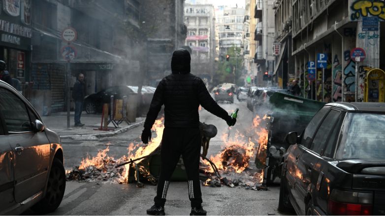 Ένταση στα Εξάρχεια: Μολότοφ κατά διμοιρίας – Με χειροβομβίδες κρότου λάμψης απάντησαν τα ΜΑΤ