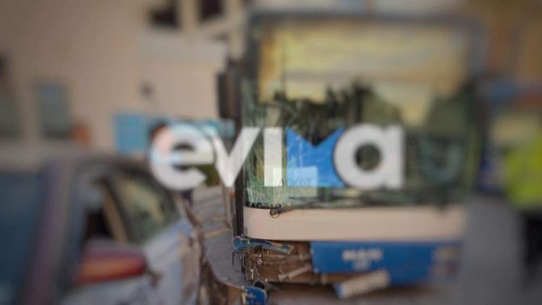 Σοβαρό τροχαίο στη Χαλκίδα: Λεωφορείο έπεσε πάνω σε σταθμευμένα ταξί – Στο νοσοκομείο δύο οδηγοί