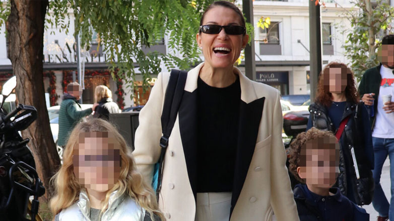 Βίκυ Καγιά: Βόλτα στο κέντρο της Αθήνας με τα δύο της παιδιά