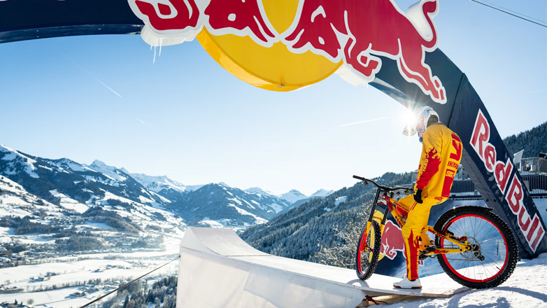 Μία ανεπανάληπτη κατάβαση σε πίστα σκι με ένα mountain bike