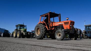 Αγρότες απέκλεισαν την Εθνική Οδό Τρικάλων-Λάρισας