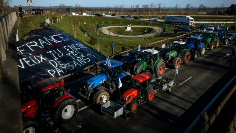Κινητοποιήσεις αγροτών στην Γαλλία: Απειλούν με «μπλόκα» στις εξόδους του Παρισιού