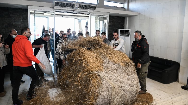 Λαμία: Έκλεισαν την είσοδο της Περιφέρειας με τρακτέρ και άχυρα