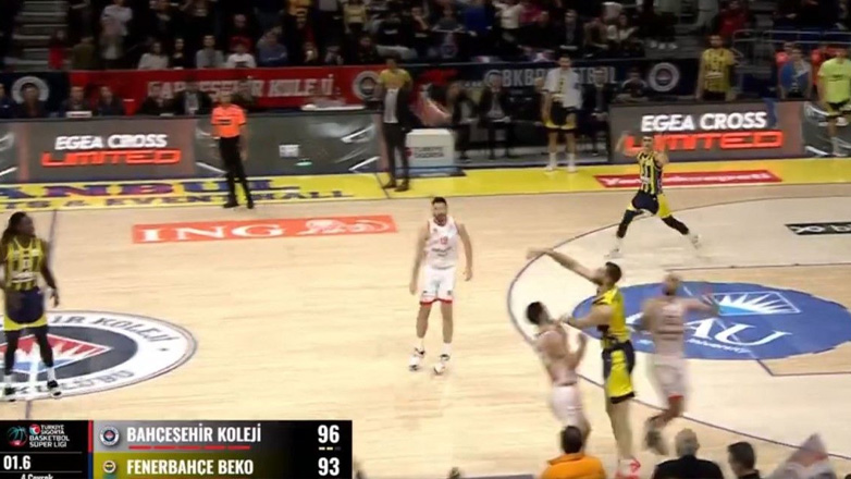 Ο Παπαγιάννης έσωσε τη Φενέρ με αδιανόητο buzzer beater πίσω από το κέντρο του γηπέδου!