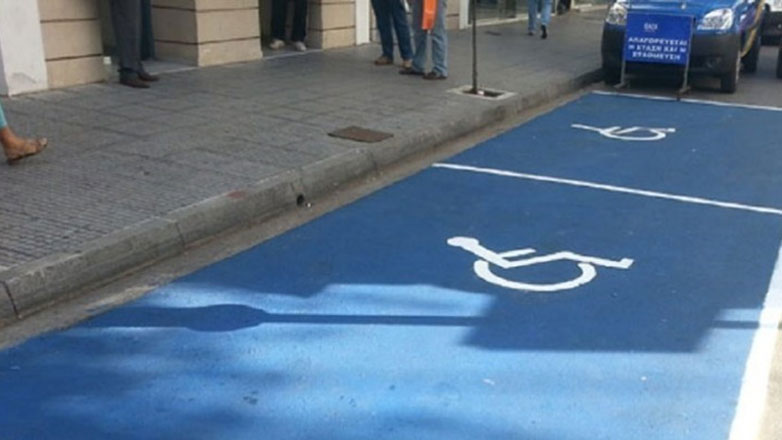 Δυτική Ελλάδα: Αυξάνονται τα εμπόδια που βάζουν οι οδηγοί στην κίνηση πεζών και ΑμεΑ