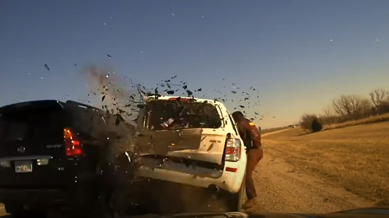 Αστυνομικός πήγε να κάνει τη δουλειά του και εκσφενδονίστηκε δεκάδες μέτρα μακριά