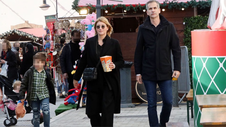 Σία Κοσιώνη – Κώστας Μπακογιάννης: Βόλτα στο κέντρο της Αθήνας με τον γιο τους, Δήμο