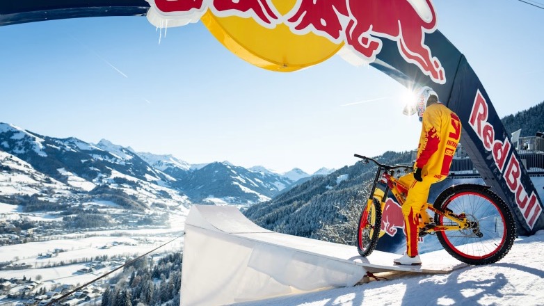 Μία ανεπανάληπτη κατάβαση σε πίστα σκι με… ένα mountain bike