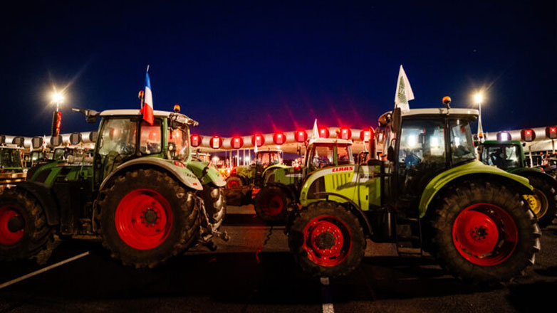 Υπό πολιορκία το Παρίσι από αγρότες – Θέλουν να κλείσουν τους κεντρικούς άξονες που οδηγούν στην πόλη