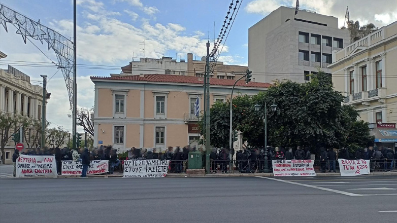 Αντιφασιστική συγκέντρωση στην πλατεία Ρηγίλλης – Μικροεντάσεις με δυνάμεις των ΜΑΤ