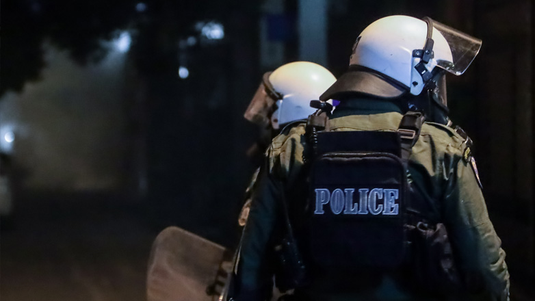 Επίθεση με φωτοβολίδα απο ακροδεξιούς εναντίον αστυνομικών κοντά στην πλατεία Μαβίλη