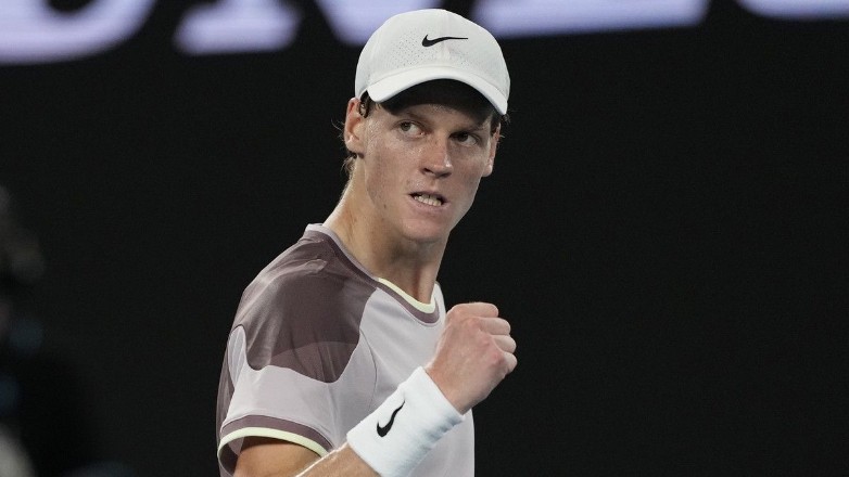 Σίνερ – Μεντβέντεφ 3-2: Ο Ιταλός έκανε εκπληκτική ανατροπή και πανηγύρισε τον πρώτο του τίτλο στο Australian Open