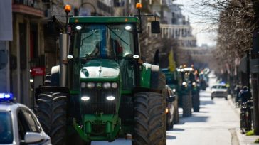 Αγρότες με τρακτέρ μπήκαν στην κεντρική πλατεία της Λάρισας