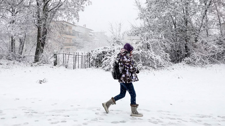 Ραγδαία επιδείνωση του καιρού με χιόνια και στα πεδινά