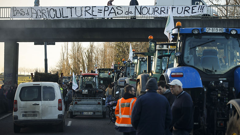 Γαλλία: Οι αγρότες «περικυκλώνουν» το Παρίσι
