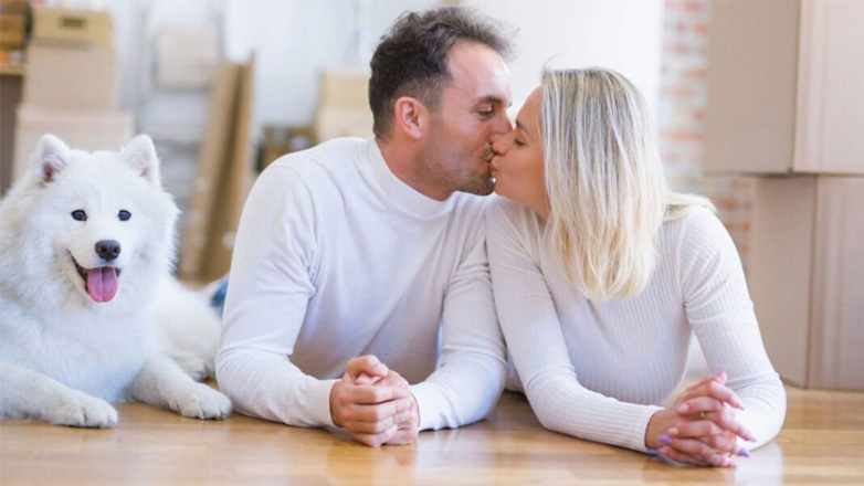 Πώς θα καταλάβετε ότι ο σκύλος σας δεν συμπαθεί το ταίρι σας