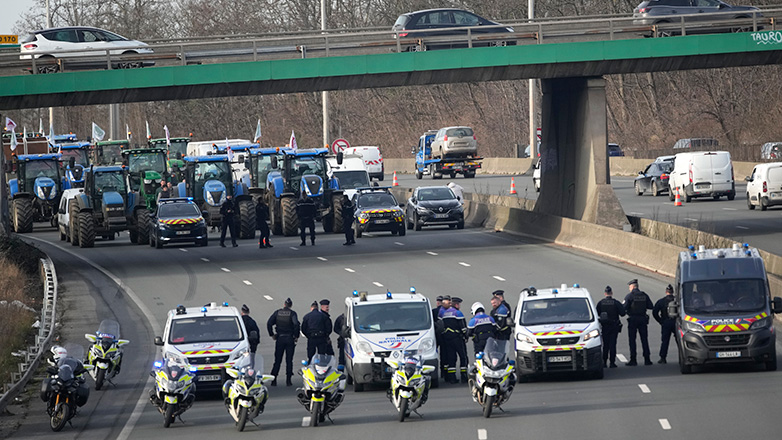 Οι αγρότες «πολιορκούν» τα περίχωρα του Παρισιού